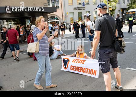 Augsburg, Deutschland. August 2024. Letzte Generation ungehorsame Versammlung am 3. August 2024 in Augsburg. Sie protestieren unter dem Motto " Öl tötet " wie die internationale Kampagne des A22-Netzes, das derzeit Flughäfen blockiert, die einen Vertrag über die Nichtverbreitung fossiler Brennstoffe fordern. (Foto: Alexander Pohl/SIPA USA) Credit: SIPA USA/Alamy Live News Stockfoto