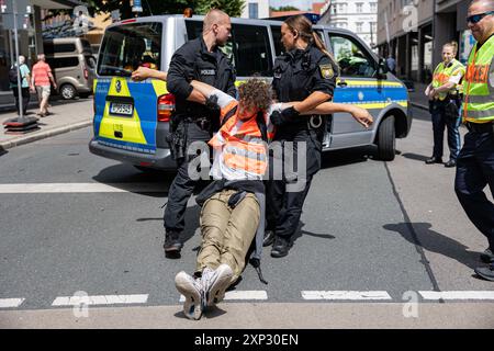 Augsburg, Deutschland. August 2024. Letzte Generation ungehorsame Versammlung am 3. August 2024 in Augsburg. Sie protestieren unter dem Motto " Öl tötet " wie die internationale Kampagne des A22-Netzes, das derzeit Flughäfen blockiert, die einen Vertrag über die Nichtverbreitung fossiler Brennstoffe fordern. (Foto: Alexander Pohl/SIPA USA) Credit: SIPA USA/Alamy Live News Stockfoto