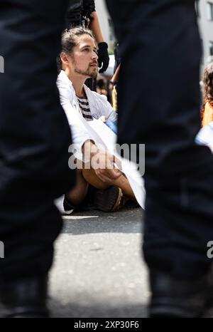 Augsburg, Deutschland. August 2024. Letzte Generation ungehorsame Versammlung am 3. August 2024 in Augsburg. Sie protestieren unter dem Motto " Öl tötet " wie die internationale Kampagne des A22-Netzes, das derzeit Flughäfen blockiert, die einen Vertrag über die Nichtverbreitung fossiler Brennstoffe fordern. (Foto: Alexander Pohl/SIPA USA) Credit: SIPA USA/Alamy Live News Stockfoto