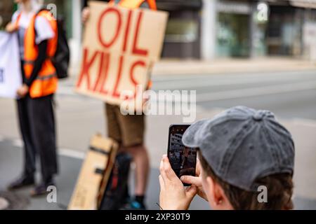 Augsburg, Deutschland. August 2024. Letzte Generation ungehorsame Versammlung am 3. August 2024 in Augsburg. Sie protestieren unter dem Motto " Öl tötet " wie die internationale Kampagne des A22-Netzes, das derzeit Flughäfen blockiert, die einen Vertrag über die Nichtverbreitung fossiler Brennstoffe fordern. (Foto: Alexander Pohl/SIPA USA) Credit: SIPA USA/Alamy Live News Stockfoto
