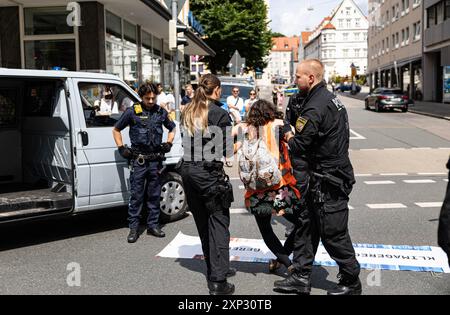 Augsburg, Deutschland. August 2024. Letzte Generation ungehorsame Versammlung am 3. August 2024 in Augsburg. Sie protestieren unter dem Motto " Öl tötet " wie die internationale Kampagne des A22-Netzes, das derzeit Flughäfen blockiert, die einen Vertrag über die Nichtverbreitung fossiler Brennstoffe fordern. (Foto: Alexander Pohl/SIPA USA) Credit: SIPA USA/Alamy Live News Stockfoto