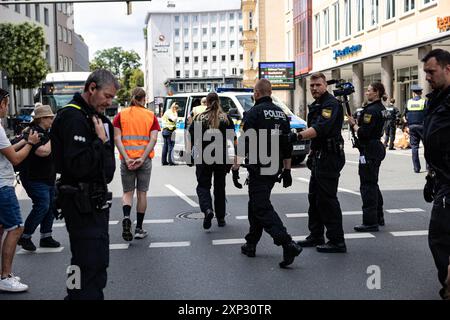 Augsburg, Deutschland. August 2024. Letzte Generation ungehorsame Versammlung am 3. August 2024 in Augsburg. Sie protestieren unter dem Motto " Öl tötet " wie die internationale Kampagne des A22-Netzes, das derzeit Flughäfen blockiert, die einen Vertrag über die Nichtverbreitung fossiler Brennstoffe fordern. (Foto: Alexander Pohl/SIPA USA) Credit: SIPA USA/Alamy Live News Stockfoto