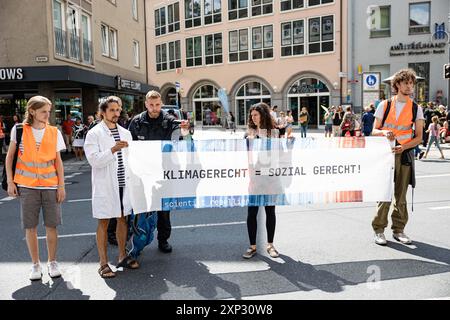 Augsburg, Deutschland. August 2024. Letzte Generation ungehorsame Versammlung am 3. August 2024 in Augsburg. Sie protestieren unter dem Motto " Öl tötet " wie die internationale Kampagne des A22-Netzes, das derzeit Flughäfen blockiert, die einen Vertrag über die Nichtverbreitung fossiler Brennstoffe fordern. (Foto: Alexander Pohl/SIPA USA) Credit: SIPA USA/Alamy Live News Stockfoto