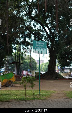 Schild „Dilarang Berjualan di Area Taman“ auf Indonesisch, d. h. kein Verkauf im Parkbereich Stockfoto