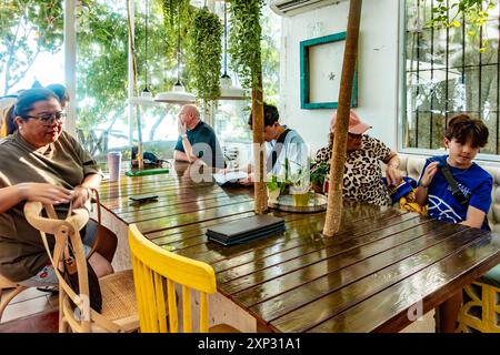 Eine Familie sitzt zusammen an einem Tisch in einem Restaurant. Stockfoto
