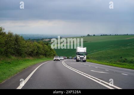 Zwei weiße Linien auf einem einspurigen Abschnitt der A303-Hauptstraße auf einem steilen Hügel in West Wiltshire. Stockfoto