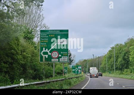 Ein Schild, das sich einer Kreuzung auf der A303 in Somerset nähert. Stockfoto