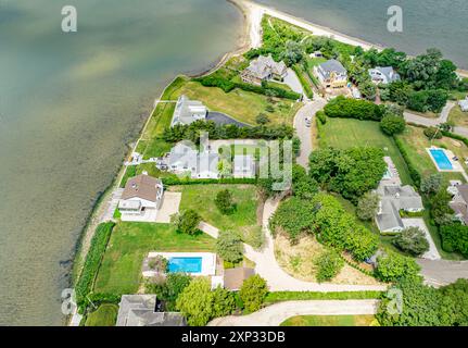 Luftaufnahme der Häuser am Wasser am tiana Circle in hampton Bay, ny Stockfoto