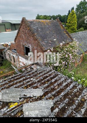 Heruntergekommene Gebäude auf Ackerland in South Staffordshire, England, Großbritannien Stockfoto