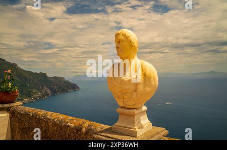 Terrasse der Unendlichkeit, Gärten der Villa Cimbrone in ravello, Italien: Eine Marmorstatue vor einer atemberaubenden Küstenlandschaft mit Klippen und t Stockfoto
