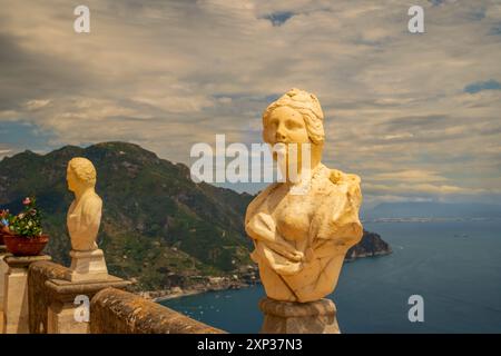 Terrasse der Unendlichkeit, Gärten der Villa Cimbrone in ravello, Italien: Marmorstatue auf der Terrasse mit Blick auf einen atemberaubenden Küstenberg Stockfoto