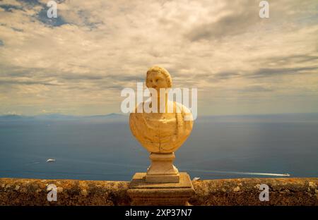 Cimbrone Villa in ravello, Italien Terrasse der Unendlichkeit, Gärten der Villa Marmorstatue erhebt sich auf der Terrasse mit Blick auf einen atemberaubenden Küstenberg Stockfoto