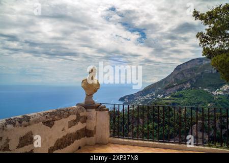 Terrasse der Unendlichkeit, Gärten der Villa Cimbrone in ravello, Italien: Büstenstatue mit Blick auf eine atemberaubende Küstenlandschaft mit Bergen, Grün, Stockfoto