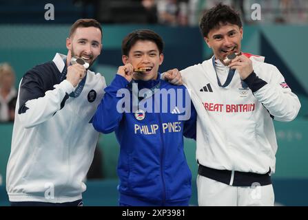 Paris, Frankreich. August 2024. Der Goldmedaillengewinner Carlos Edriel Yulo von den Philippinen (C), der Silbermedaillengewinner Artem Dolgopyat aus Israel (L) und der Bronzemedaillengewinner Jake Jarman aus Großbritannien posieren mit ihren Medaillen bei den Olympischen Spielen 2024 in Paris, Frankreich am Samstag, den 3. August 2024. Foto: Pat Benic/UPI Credit: UPI/Alamy Live News Stockfoto