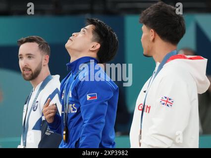 Paris, Frankreich. August 2024. Auf dem Podium der Olympischen Spiele 2024 in Paris stehen am Samstag, den 3. August 2024, der Goldmedaillengewinner Carlos Edriel Yulo von den Philippinen (C), der Silbermedaillengewinner Artem Dolgopyat aus Israel (L) und der Bronzemedaillengewinner Jake Jarman aus Großbritannien. Foto: Pat Benic/UPI Credit: UPI/Alamy Live News Stockfoto