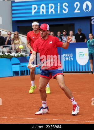 Paris, Frankreich. August 2024. Taylor Fritz und Tommy Paul in ihrem Spiel der Männer-Doppel-Bronze gegen den Tschechischen Thomas Machac und Adam Pavlasek Austin in Roland Garros am achten Tag der Olympischen Spiele in Paris am Samstag, den 03. August 2024. Die USA gewannen das Spiel um zwei Sätze auf Null. Foto: Hugo Philpott/UPI Credit: UPI/Alamy Live News Stockfoto