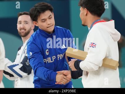 Paris, Frankreich. August 2024. Der Goldmedaillengewinner Carlos Edriel Yulo von den Philippinen (C) schüttelt die Hand mit dem Bronzemedaillengewinner Jake Jarman aus Großbritannien, als der Silbermedaillengewinner Artem Dolgopyat aus Israel (L) bei den Olympischen Spielen 2024 in Paris am Samstag, den 3. August 2024, auf dem Podium steht. Foto: Pat Benic/UPI Credit: UPI/Alamy Live News Stockfoto