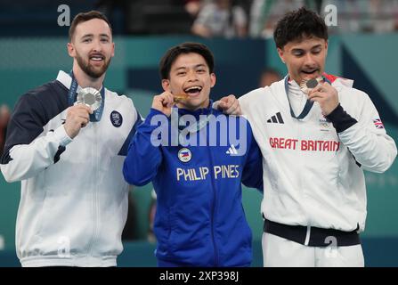 Paris, Frankreich. August 2024. Der Goldmedaillengewinner Carlos Edriel Yulo von den Philippinen (C), der Silbermedaillengewinner Artem Dolgopyat aus Israel (L) und der Bronzemedaillengewinner Jake Jarman aus Großbritannien posieren mit ihren Medaillen bei den Olympischen Spielen 2024 in Paris, Frankreich am Samstag, den 3. August 2024. Foto: Pat Benic/UPI Credit: UPI/Alamy Live News Stockfoto