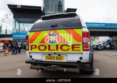 Southend on Sea, Essex, Großbritannien. August 2024. In Southend werden eine Dispersionsanordnung und Sektion-60-Autorität erlassen, nachdem man befürchtet hatte, dass ein wiederholtes „Southend Motive“-Ereignis, bei dem Menschen mit großen Messern an der Küste und der High Street herumliefen, wiederholt zu befürchten war. Die Dispersionsreihenfolge ist heute von 14:00 Uhr bis Sonntag (4. August) 14:00 Uhr und die Sektion 60 ab 15:00 Uhr für 24 Stunden gültig. Die Polizei hat sich am Meer positioniert Stockfoto