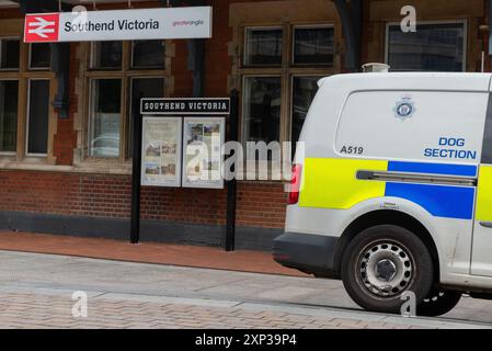 Southend on Sea, Essex, Großbritannien. August 2024. In Southend werden eine Dispersionsanordnung und Sektion-60-Autorität erlassen, nachdem man befürchtet hatte, dass ein wiederholtes „Southend Motive“-Ereignis, bei dem Menschen mit großen Messern an der Küste und der High Street herumliefen, wiederholt zu befürchten war. Die Dispersionsreihenfolge ist heute von 14:00 Uhr bis Sonntag (4. August) 14:00 Uhr und die Sektion 60 ab 15:00 Uhr für 24 Stunden gültig. Die Polizei hat sich vor den Bahnhöfen positioniert Stockfoto