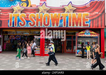 Southend on Sea, Essex, Großbritannien. August 2024. In Southend werden eine Dispersionsanordnung und Sektion-60-Autorität erlassen, nachdem man befürchtet hatte, dass ein wiederholtes „Southend Motive“-Ereignis, bei dem Menschen mit großen Messern an der Küste und der High Street herumliefen, wiederholt zu befürchten war. Die Dispersionsreihenfolge ist heute von 14:00 Uhr bis Sonntag (4. August) 14:00 Uhr und die Sektion 60 ab 15:00 Uhr für 24 Stunden gültig. Die Polizei hat sich am Meer positioniert Stockfoto