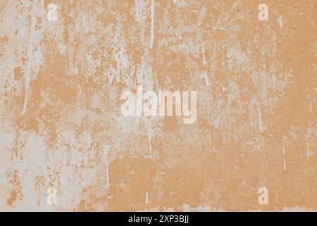 Lackierte, gereifte orange, grungy-betonierte Hintergrundstruktur. Abstrakte Tapete, schäbige Steinfassade mit Farbstreifen, Vintage-Stuckoberfläche Stockfoto