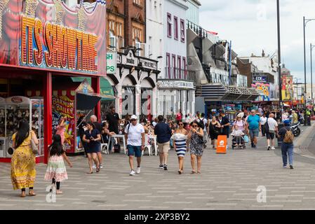 Southend on Sea, Essex, Großbritannien. August 2024. In Southend werden eine Dispersionsanordnung und Sektion-60-Autorität erlassen, nachdem man befürchtet hatte, dass ein wiederholtes „Southend Motive“-Ereignis, bei dem Menschen mit großen Messern an der Küste und der High Street herumliefen, wiederholt zu befürchten war. Die Dispersionsreihenfolge ist heute von 14:00 Uhr bis Sonntag (4. August) 14:00 Uhr und die Sektion 60 ab 15:00 Uhr für 24 Stunden gültig. Die Polizei hat sich am Meer positioniert. Besucher genießen immer noch die Attraktionen am Meer. Vergnügungsarkaden und Geschäfte auf der Marine Parade Stockfoto