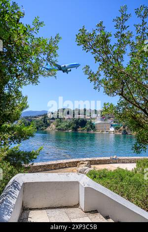 Blick auf die Lagune Chalkiopoulos auf Korfu von der winzigen Insel Pontikonisi (Mausinsel), Griechenland. Stockfoto