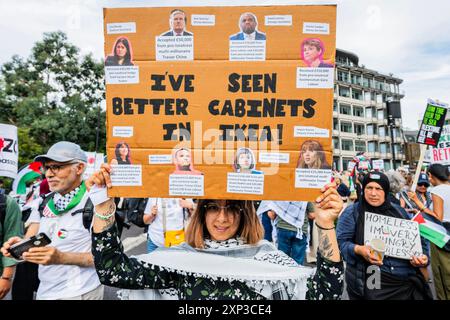 London, Großbritannien. August 2024. „Ich habe bessere Kabinette in Ikea gesehen“-Plakat (mit Details zur Unterstützung der Mitglieder durch pro-israelische Lobbygruppen) - nationale Demonstration und marsch für Gaza von der Park Lane zum Parlament. Der pro-palästinensische Protest forderte auch ein "Ende des Genozids", die Waffenruhe jetzt und forderte Keir Starmer auf, die Bewaffnung Israels zu beenden. Der Protest wurde von Stop the war, der Palestine Solidarity Campaign UK und Friends of Al Aqsa organisiert. Guy Bell/Alamy Live News Stockfoto