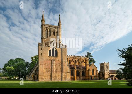 Pershore Abbey Am Frühen Morgen Sonnenschein. Stockfoto