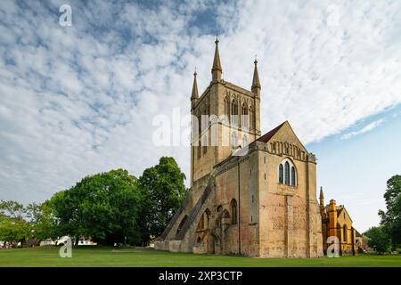 Pershore Abbey Am Frühen Morgen Sonnenschein. Stockfoto