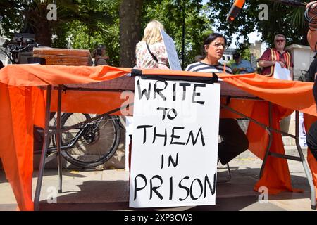 London, Großbritannien. August 2024. Demonstranten versammelten sich auf dem Parlamentsplatz in Solidarität mit 21 Just Stop-Ölaktivisten, die sich derzeit im Gefängnis befinden. Quelle: Vuk Valcic/Alamy Live News Stockfoto