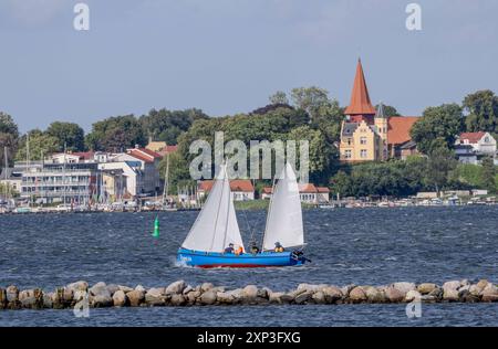 Yachhafen ein Marinekutter faehrt auf dem Strelasund vor Altefaehr Landkreis Vorpommern-Rügen. Altefaehr Mecklenburg-Vorpommern Deutschland *** Yachhafen Ein Marineschneider segelt auf dem Strelasund vor Altefaehr Kreis Vorpommern Rügen Altefaehr Mecklenburg Vorpommern Deutschland Stockfoto