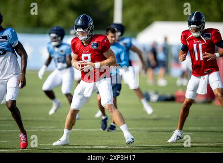 Nashville, Tennessee, USA. August 2024. Der Tennessee Titans Quarterback will Levis (8) wärmt sich während des Trainingscamps im Ascension Saint Thomas Sports Park auf. (Kreditbild: © Camden Hall/ZUMA Press Wire) NUR REDAKTIONELLE VERWENDUNG! Nicht für kommerzielle ZWECKE! Stockfoto