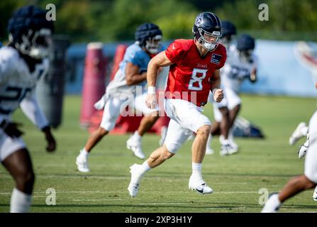 Nashville, Tennessee, USA. August 2024. Der Tennessee Titans Quarterback will Levis (8) wärmt sich während des Trainingscamps im Ascension Saint Thomas Sports Park auf. (Kreditbild: © Camden Hall/ZUMA Press Wire) NUR REDAKTIONELLE VERWENDUNG! Nicht für kommerzielle ZWECKE! Stockfoto