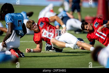 Nashville, Tennessee, USA. August 2024. Der Tennessee Titans Quarterback will Levis (8) wärmt sich während des Trainingscamps im Ascension Saint Thomas Sports Park auf. (Kreditbild: © Camden Hall/ZUMA Press Wire) NUR REDAKTIONELLE VERWENDUNG! Nicht für kommerzielle ZWECKE! Stockfoto