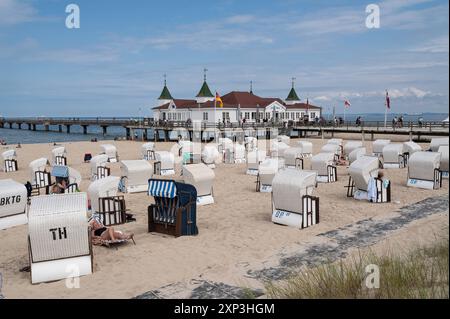 27.07.2024, Ahlbeck, Usedom, Mecklenburg-Vorpommern, Deutschland, Europa - Traditionelle Strandkoerbe am Ostseestrand mit der Seebruecke Ahlbeck im Hintergrund auf der beliebten deutschen Urlaubsinsel an der Ostsee. *** 27 07 2024, Ahlbeck, Usedom, Mecklenburg-Vorpommern, Deutschland, Europa traditionelle Strandkanus am Ostseestrand mit dem Ahlbeck Pier im Hintergrund auf der beliebten deutschen Urlaubsinsel an der Ostsee Stockfoto