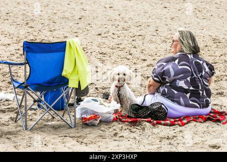 Troon, Großbritannien. August 2024. Touristen und Einheimische verbringen den Tag am Troon Beach, Ayrshire, Schottland, Großbritannien, am Feiertagswochenende im August, trotz der Vorhersage für niedrige Temperaturen und die Möglichkeit von starkem Regen. Quelle: Findlay/Alamy Live News Stockfoto