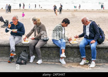 Troon, Großbritannien. August 2024. Touristen und Einheimische verbringen den Tag am Troon Beach, Ayrshire, Schottland, Großbritannien, am Feiertagswochenende im August, trotz der Vorhersage für niedrige Temperaturen und die Möglichkeit von starkem Regen. Quelle: Findlay/Alamy Live News Stockfoto