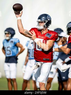 Nashville, Tennessee, USA. August 2024. Tennessee Titans Quarterback (8) will Levis nimmt an einer Übung während des Trainingscamps im Ascension Saint Thomas Sports Park Teil. (Kreditbild: © Camden Hall/ZUMA Press Wire) NUR REDAKTIONELLE VERWENDUNG! Nicht für kommerzielle ZWECKE! Stockfoto