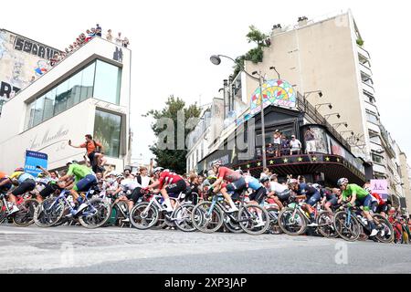 Paris, Frankreich. August 2024. Olympische Spiele, Paris 2024, Radfahren, Straßenrennen, Männer, das Feld der Fahrer in Aktion. Quelle: Jan Woitas/dpa/Alamy Live News Stockfoto