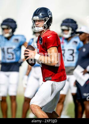 Nashville, Tennessee, USA. August 2024. Tennessee Titans Quarterback (8) will Levis nimmt an einer Übung während des Trainingscamps im Ascension Saint Thomas Sports Park Teil. (Kreditbild: © Camden Hall/ZUMA Press Wire) NUR REDAKTIONELLE VERWENDUNG! Nicht für kommerzielle ZWECKE! Stockfoto