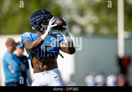 Nashville, Tennessee, USA. August 2024. Tennessee Titans (16) Treylon Burk fängt den Ball während des Trainingscamps im Ascension Saint Thomas Sports Park. (Kreditbild: © Camden Hall/ZUMA Press Wire) NUR REDAKTIONELLE VERWENDUNG! Nicht für kommerzielle ZWECKE! Stockfoto