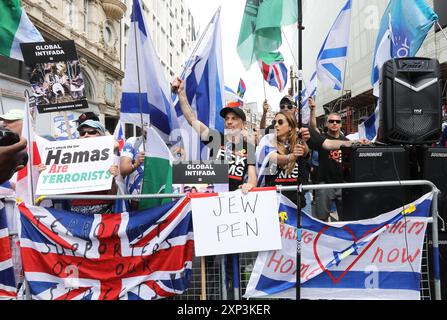 London, UK, 3. August 2024. Gegen israelische Proteste auf der Shaftesbury Avenue, während der pro-palästinensische marsch durch den Piccadilly Circus geht. Die Demonstranten fordern immer noch die Freilassung der israelischen Geiseln, die am 7. Oktober von der Hamas genommen wurden. Kredit : Monica Wells/Alamy Live News Stockfoto