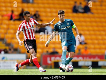 Leonardo Balerdi aus Marseille im Kampf gegen Sunderlands Jobe Bellingham während des Freundschaftsspiels im Stadion der University of Bradford. Bilddatum: Samstag, 3. August 2024. Stockfoto