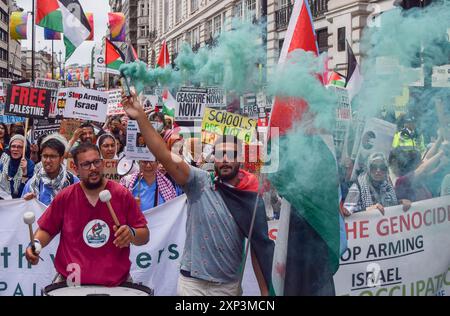 London, Großbritannien. August 2024. Demonstranten passieren Piccadilly. Tausende von Menschen marschierten in Solidarität mit Palästina und forderten einen Waffenstillstand und forderten die britische Regierung auf, die Bewaffnung Israels einzustellen, während der Krieg in Gaza andauert. Quelle: Vuk Valcic/Alamy Live News Stockfoto