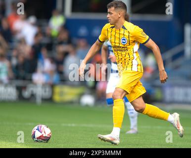 August 2024; Loftus Road Stadium, Shepherds Bush, West London, England; Fußballbegeisterte vor der Saison, Queens Park Rangers gegen Brighton und Hove Albion; Yasin Ayari von Brighton &amp; Hove Albion Credit: Action Plus Sports Images/Alamy Live News Stockfoto