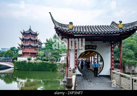 Eine Pagode am Fluss entlang der Straße. Chengdu, Sichuan, China. Stockfoto