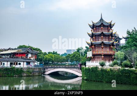 Eine Pagode am Fluss entlang der Straße. Chengdu, Sichuan, China. Stockfoto