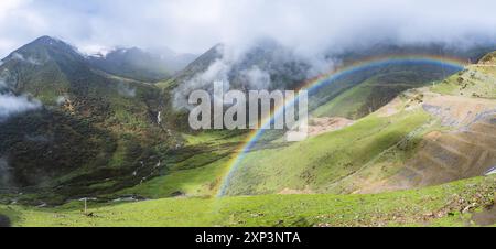 Farbenfroher Regenbogen über den Bergen im Westen von Sichuan, China. Stockfoto